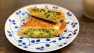 セロリの葉っぱの使い方…捨ててしまいがちなセロリの葉部分もツナマヨと合わせてホットサンドにすれば、大量に生で美味しくいただけます。ホットサンドメーカーの選び方、使い方もご紹介します!