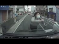 「ころして」走る車のフロントに飛び込んでくるやばい女の人が撮影される。