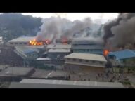 ソロモン諸島でデモ隊が一部暴徒化、中華街が襲われる 中国寄りの外交に反発