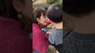 ストリートスナップに追い回される親子