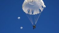 最勇敢的甜!实拍00后女空降兵首次跳伞全过程 直言尝到云朵甜!20211206 | 军迷天下