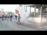 トランプ大統領の誕生日に軍事パレード 「権力乱用」と全米で抗議デモ(2025年6月15日)