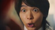 中村倫也、コミカルな表情連発! 表情豊かな探偵を熱演 ニキビ治療啓発ウェブ動画「ニキビの影にひそむ者~赤ニキビだけじゃない~篇」