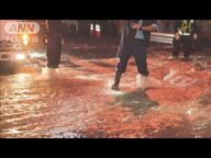 神奈川・鎌倉市で水が噴出し道路が一時冠水 水道管が破裂か(2025年6月28日)