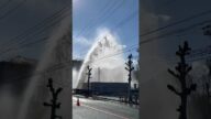 埋設された上水道管が破損、水が高さ10メートルまで噴き出す