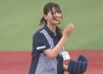 ローソン店員小坂菜緒さんの始球式