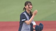 ローソン店員小坂菜緒さんの始球式