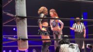 上福ゆきが朱崇花の身だしなみを整えてかわいいと油断させた上でチョップを決めるも朱崇花は重い張り手でやり返す 東京女子プロレス「GRAND PRINCESS '22」 2022年3月19日